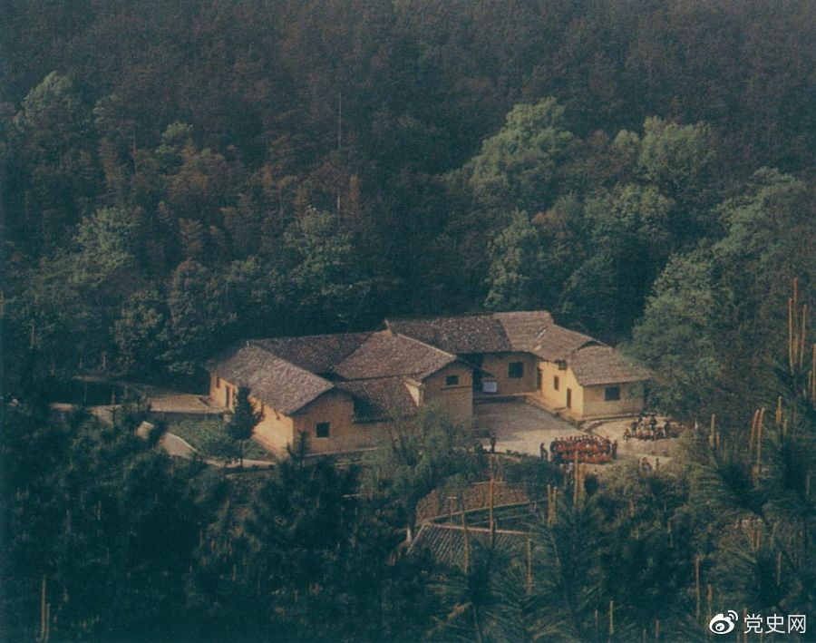 毛澤東故居——湖南省湘潭縣韶山?jīng)_上屋場(chǎng)。1893年12月26日，毛澤東在這里誕生。