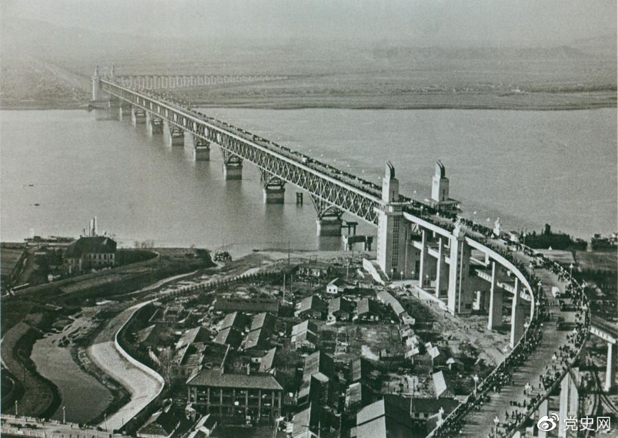 1968年12月29日， 南京長江大橋全面建成通車。這是當(dāng)時(shí)中國自行設(shè)計(jì)建造的最大的鐵路、公路兩用橋。