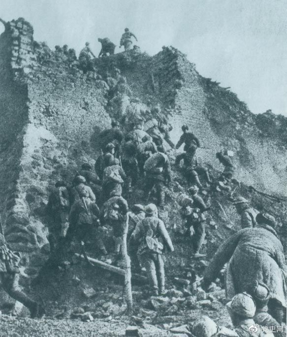 1948年12月，人民解放軍向新保安守敵發(fā)起攻擊。這是解放軍戰(zhàn)士登上新保安城頭。 